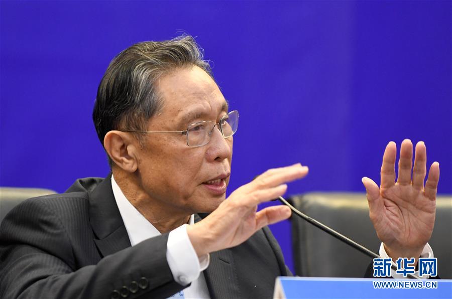 钟南山出席广州市疫情防控新闻通气会(3月18日摄)。 新华社记者 卢汉欣 摄.jpg