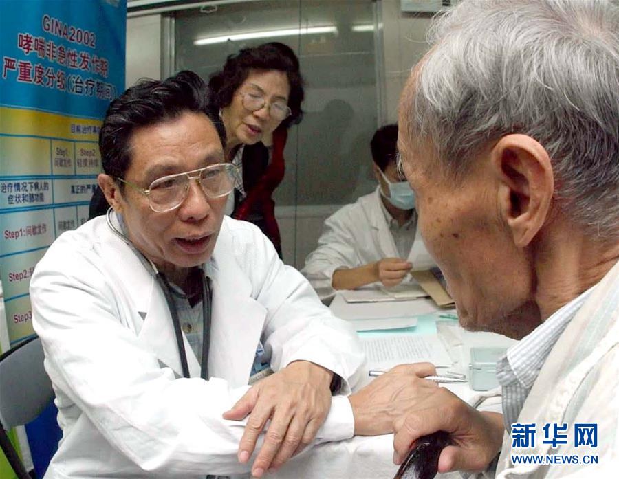 钟南山为广州市民义诊(2003年11月19日摄)。 新华社记者 陈学思 摄.jpg