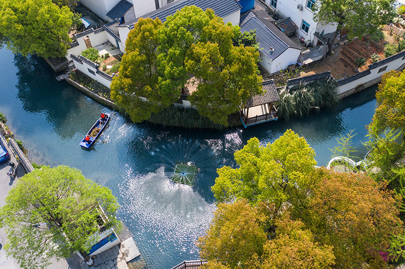 浙江省长兴县龙山街道渚山村,保洁人员进行日常河道护理巡查(4月9日摄,无人机照片)。新华社记者 徐昱 摄.jpg