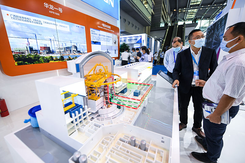 11月11日,在深圳举行的第二十二届中国国际高新技术成果交易会(高交会)上,参观者在中广核展台了解“华龙一号”核电技术。新华社记者 毛思倩 摄.jpg