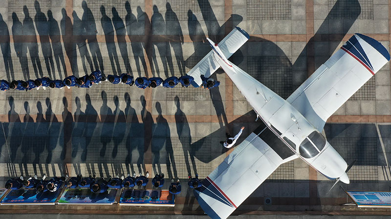 12月17日,河北省唐山市丰润区综合职业技术教育中心飞机维修专业教师在给学生上课(无人机照片)。新华社记者 牟宇 摄.jpg