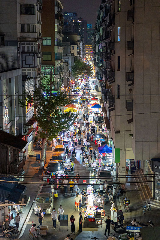 6月1日,市民在武汉保成路夜市消费休闲。新华社记者 熊琦 摄.jpg