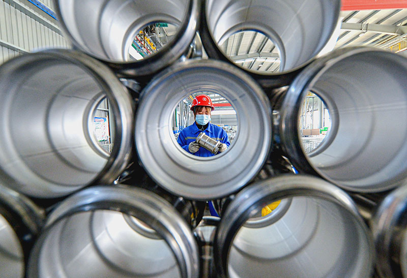 12月18日,工人在河北省邯郸市冀南新区的新兴特种管材有限公司生产车间内工作。新华社记者 王晓 摄.jpg