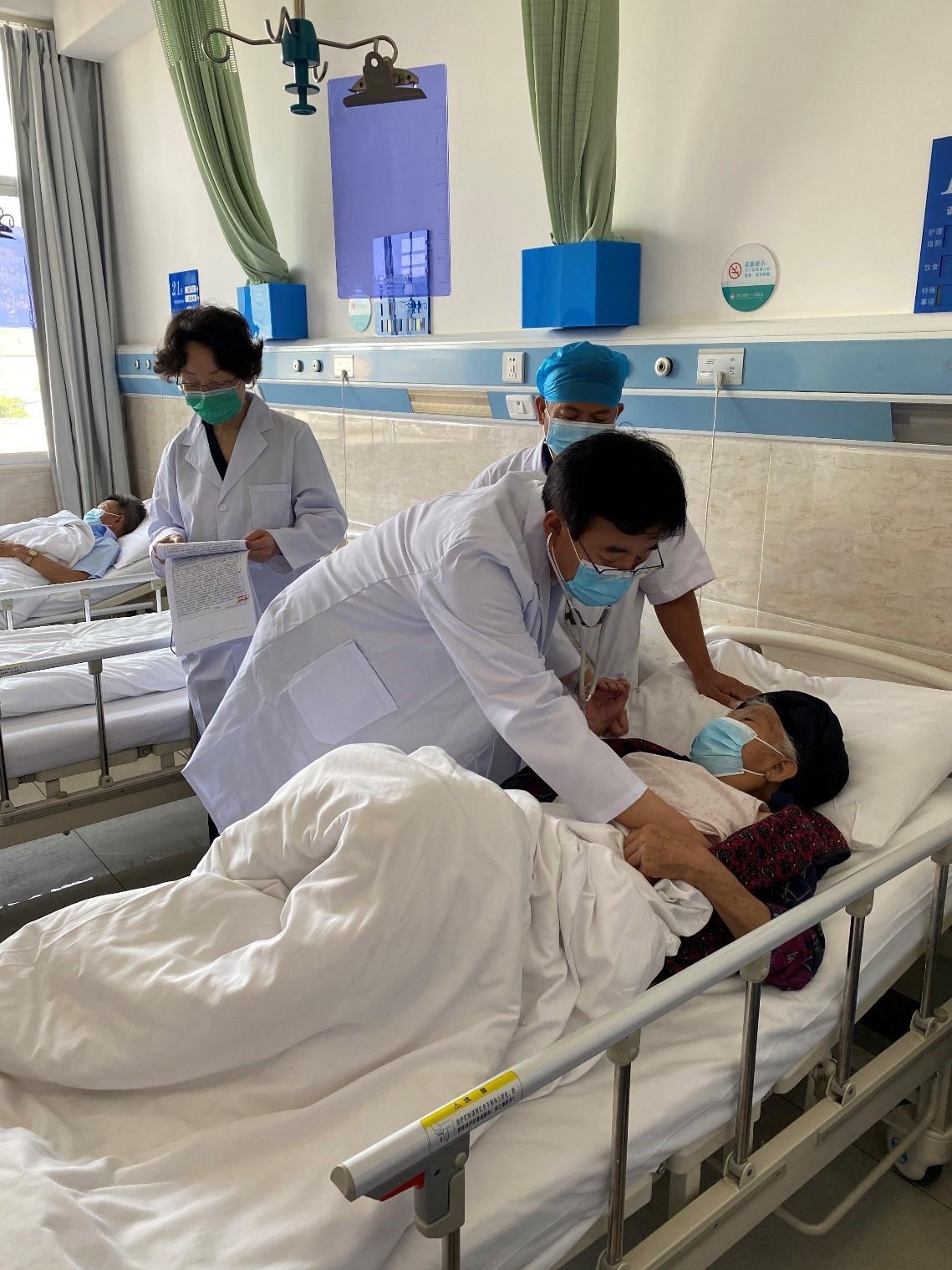 20210617105635929110216.jpg 中国工程院党组成员、副院长王辰院士带队深入澜沧、会泽两县调研基层卫生健康工作,助力当地乡村振兴战略实施.jpg