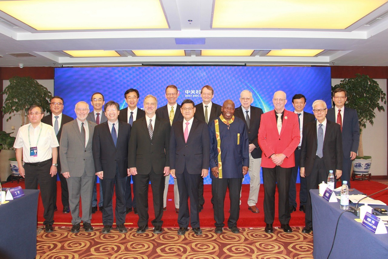 全球工程创新论坛圆桌会议暨外籍院士座谈会及颁证仪式顺利召开