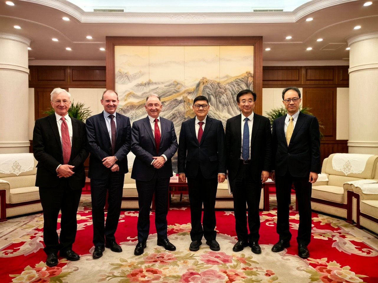 李晓红会见英国皇家工程院原院长、思克莱德大学校长吉姆·麦克唐纳德爵士