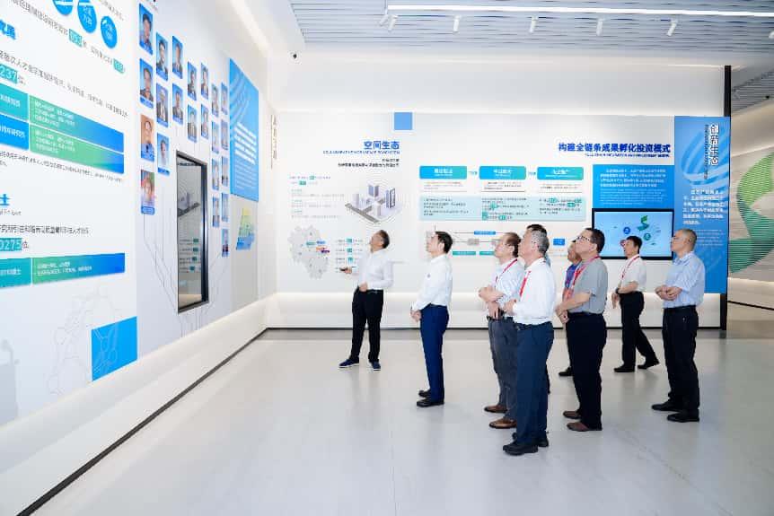 江苏钢铁交通低碳融合发展院士行在南京举行