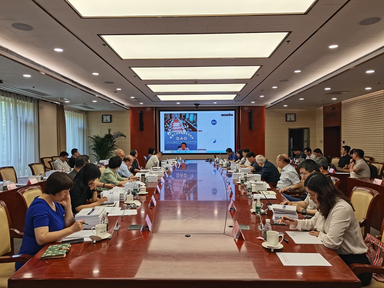 中国工程院重大项目“新形势下深化我国城市公共交通优先发展战略及路径研究”项目预结题评审会在京召开