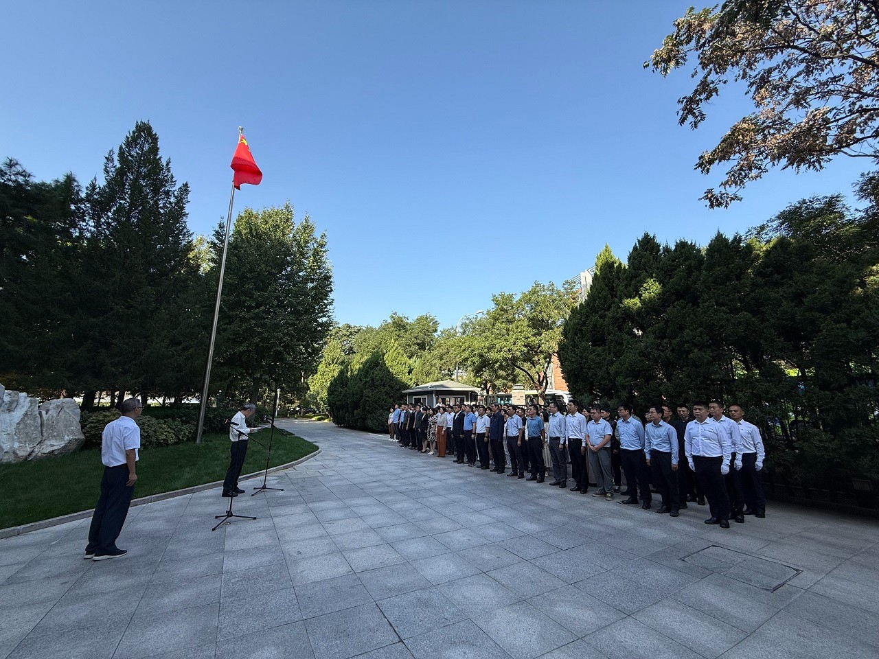 2025年9月30日上午，中国工程院隆重举行升国旗仪式。党组书记、院长李晓红，副院长邓秀新、李仲平出席仪式。办公厅主任、机关党委常务副书记左家和主持仪